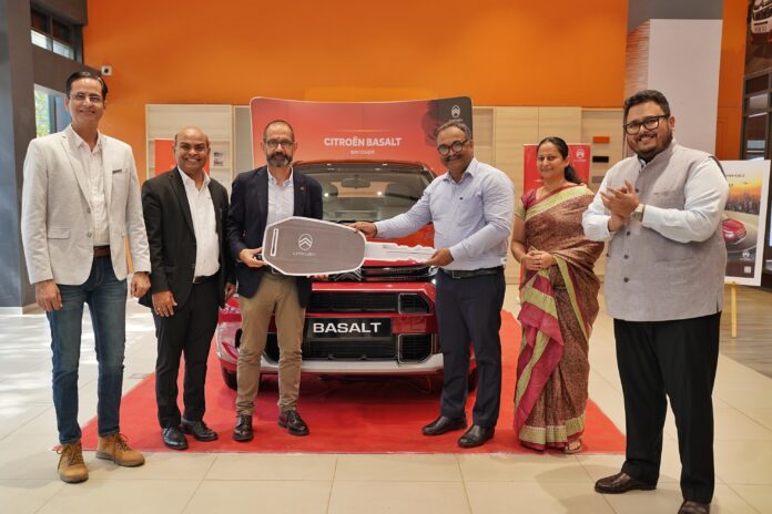 Shishir Mishra Citroën Brand Director with Shailesh Hazela, MD & CEO -Stellantis India & Theirry Koskas, Citroën Brand CEO handing over the all new Basalt to customer