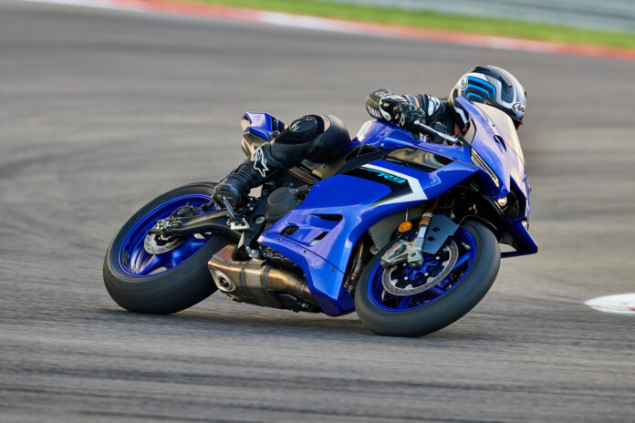 2025-Yamaha-YZF900R9-EU-Icon_Blue-Action-006-03